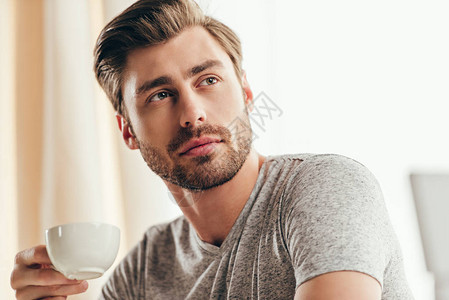 在家喝咖啡的年轻帅哥肖像图片