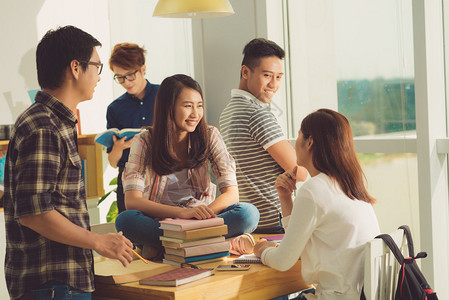 休息期间在课堂交谈的越南高中学生图片