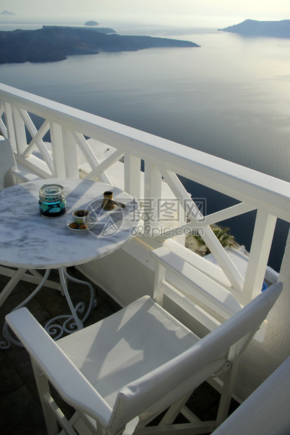 餐桌上的希腊咖啡可欣赏美丽的海景图片