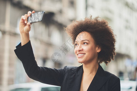 年轻的混血女人自拍图片