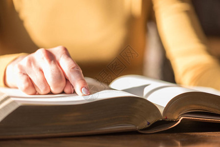 女人读圣经的特写强光图片