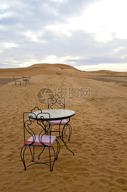 沙哈拉摩洛哥沙漠的桌椅和座图片