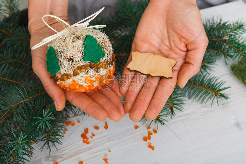 创意DIY工艺爱好女人用毡云杉树和带复制空间的空木标签展示工艺圣诞球居家休闲图片