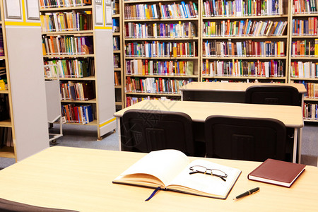 大学或其他教育机构现代图书馆的工作场所照片图片