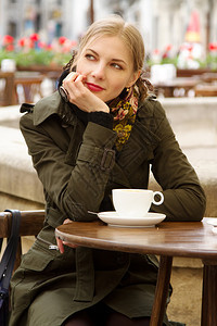 在户外咖啡馆喝咖啡的美女图片