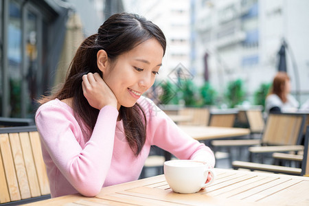 亚裔年轻妇女在图片