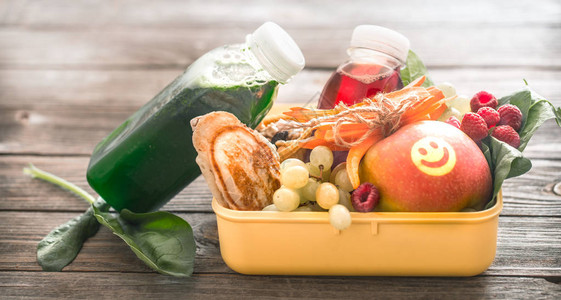 在黄箱苹果中吃健康食品图片
