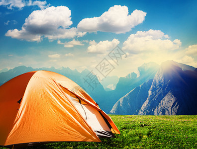 在山上露营的旅游帐篷图片