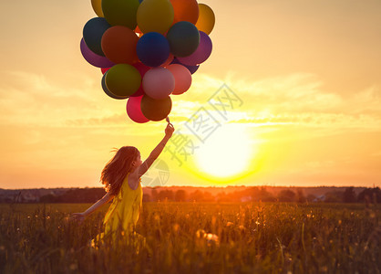 夕阳下拿着气球的小女孩图片