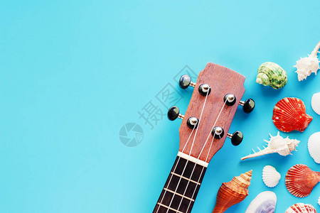 用于乐器爱好旅行和放松概念的蓝色背景的Ukul图片