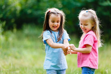 两个可爱的小女孩玩得开心在夏图片