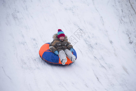 SleddingHappy孩子度假冬天的乐趣和游戏小男孩享受雪橇孩子们在户外玩雪孩子们在冬天在阿尔背景图片