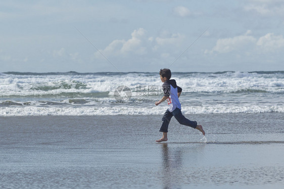 一个男孩在俄勒冈州纽波特的海边图片