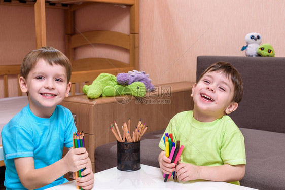 孩子们在家里一起画两个朋友在一起玩得很开心微笑着图片