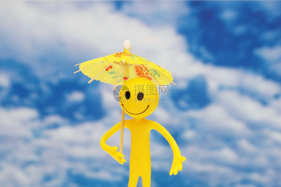 带着黄阳伞的微笑享受图片