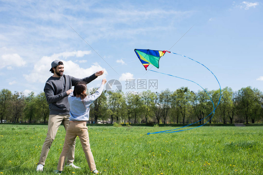 公园里放风筝的父女图片