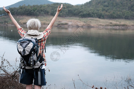 旅游背包客在森林中放松旅行生活方式和暑假概念ACN9WGIIIWP图片