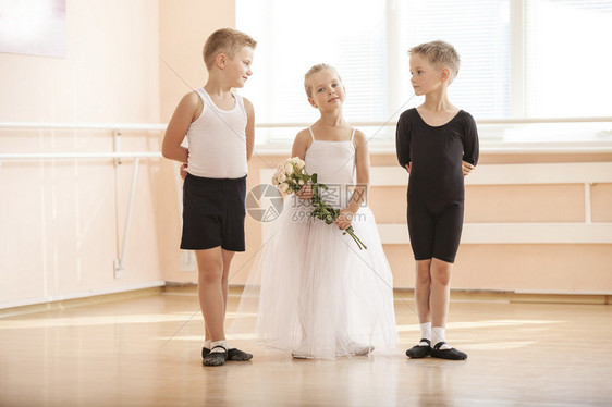 在芭蕾舞蹈班年轻男孩和一个女孩图片