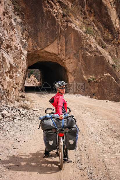 在云南省巡回旅行时妇女摆图片