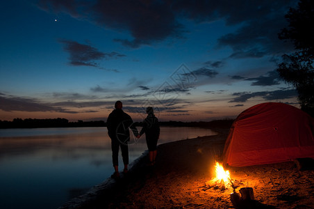 在荒野露营的情侣帐篷图片