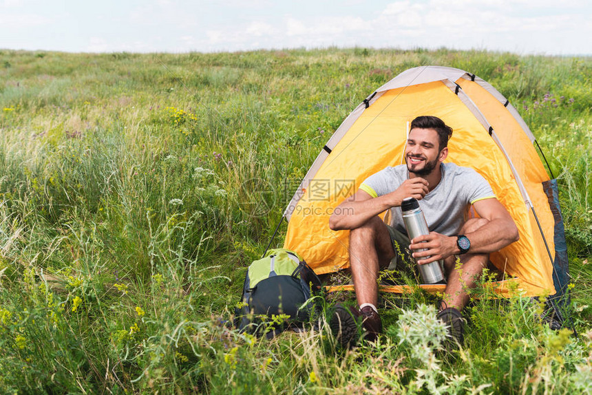 夏季草原上黄色帐篷内有旅游客图片