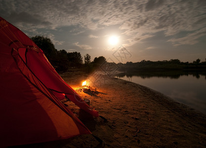 帐篷和篝火在晚上图片