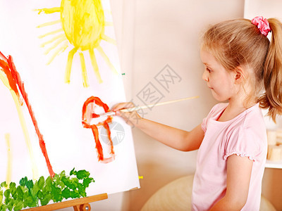 学校画架上的儿童画图片
