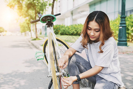 漂亮的越南年轻女子在街上图片