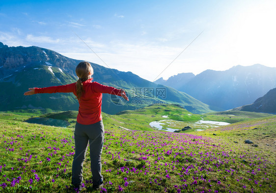 在山上徒步旅行的女人图片