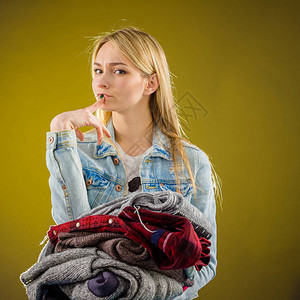 女人选择时装服购物女孩想着图片