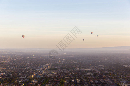 热气球优雅地漂浮在天空中高清图片