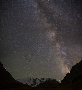 夜宿星空下的山脉图片