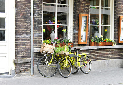 商店附近的两辆自行车图片