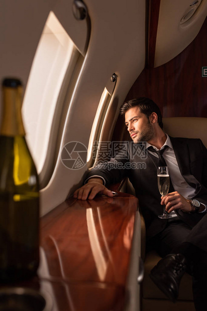 梦幻男人在飞机上拿着香槟酒瓶子有选图片