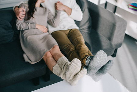 在家沙发上放松时穿着暖和羊绒袜图片