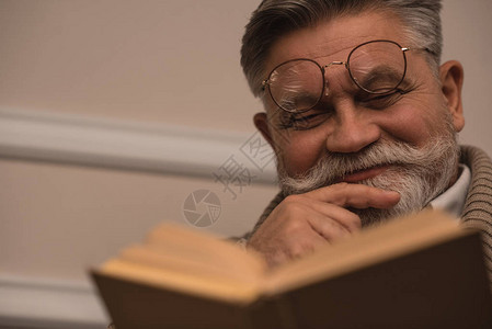 老人看书特写图片