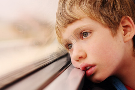 透过火车窗看的可爱男孩图片