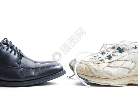 两双鞋新商务鞋和旧网球鞋图片