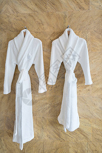 浴室衣架上的情侣白色浴袍的形象图片