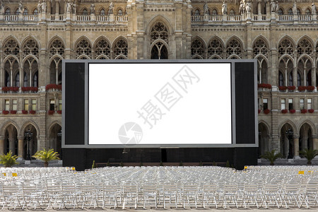 奥地利维也纳装饰历史建筑前户外电影院的空白屏幕和空椅图片