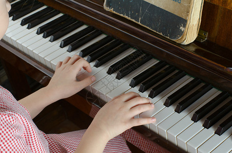 学弹钢琴的女孩的手图片