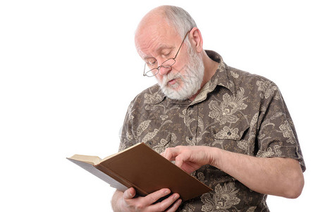 长得帅的秃头和胡子高个子在叶眼镜上读一本书孤立图片