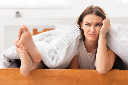 在家里睡觉时感到恶心的臭味脚失恋妇女躺在近男友身边的无赖女伴Sti图片