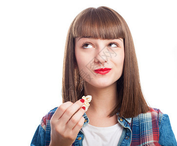 在白色背景下吃爆米花的年轻女子图片