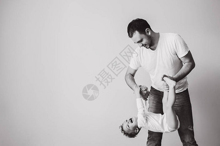父亲在家和小儿子一起玩的黑白相照和图片