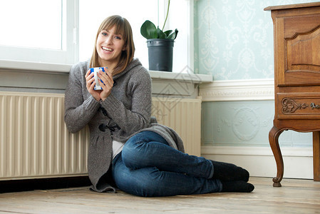 一位快乐的年轻女人的肖像在家图片