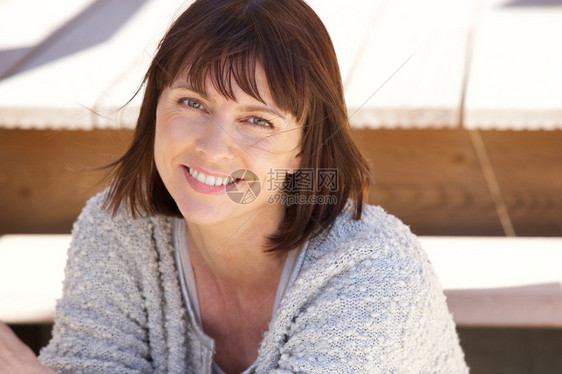 一位健康老年妇女在外边微笑图片