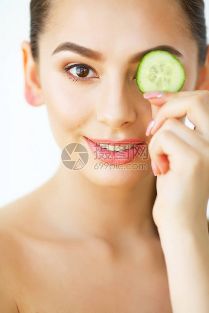 皮肤护理快乐感的女人在白色背景上手里拿着黄瓜片合影美容治疗美容图片