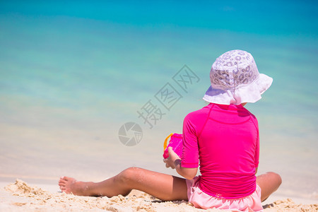在暑假期间玩沙滩玩具的可爱小姑娘喜欢在夏天放假图片