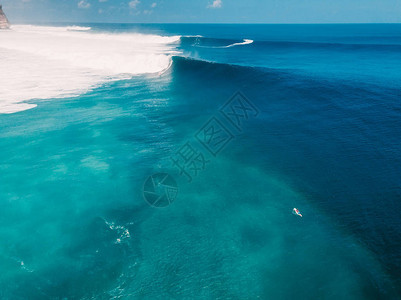 如画般的海面与白色蓬松的波浪图片